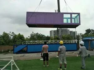 Luxuriöser Containerpool mit kompletter Ausstattung